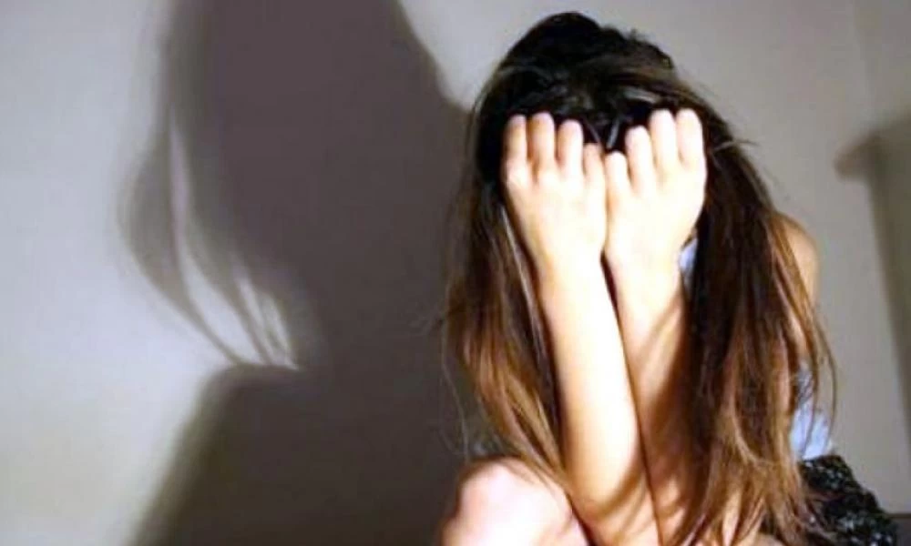 Ινδία: Ξυλοκόπησαν 16χρονη και την έδεσαν με τον βιαστή της